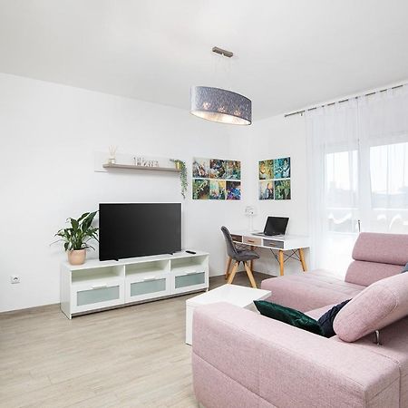 Stylish City Stay With Balcony & Free Parking PUY Exterior foto