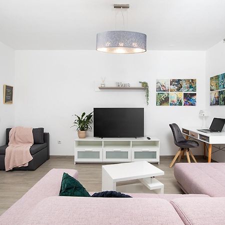 Stylish City Stay With Balcony & Free Parking PUY Exterior foto