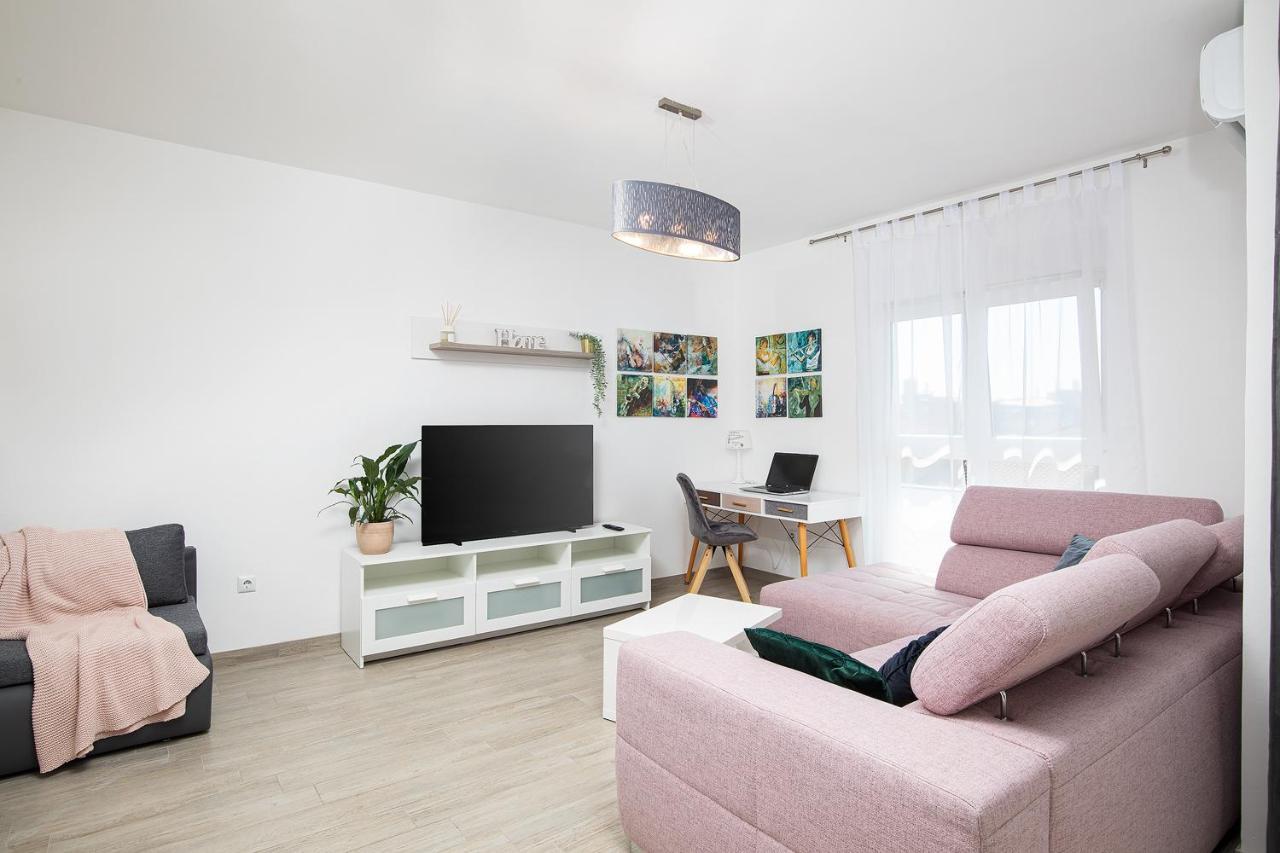 Stylish City Stay With Balcony & Free Parking PUY Exterior foto