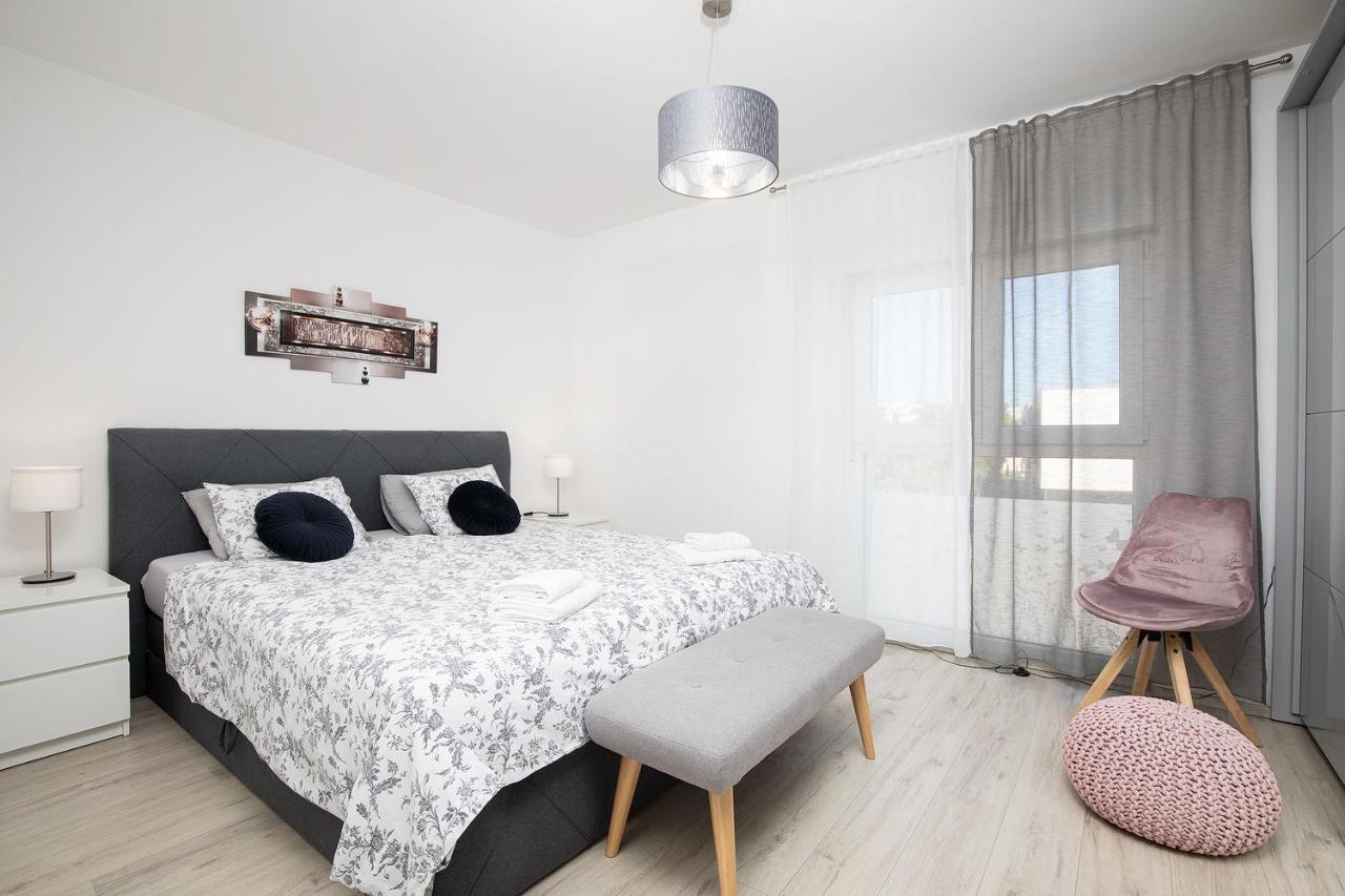 Stylish City Stay With Balcony & Free Parking PUY Exterior foto